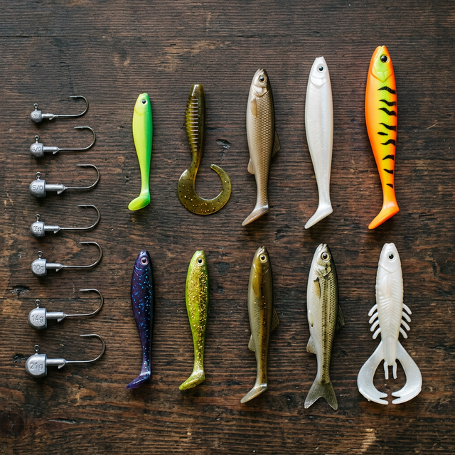 Auswahl verschiedener Gummifisch-Köder und Jigköpfe für Zanderangeln: Chartreuse, Motoroil, Weiß, Firetiger, Naturfarben in verschiedenen Größen